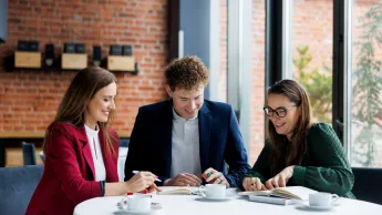 SAP Finance & Controlling Masterclass | Uniwersytet WSB Merito Bydgoszcz: trzy osoby przy stole rozmawiają