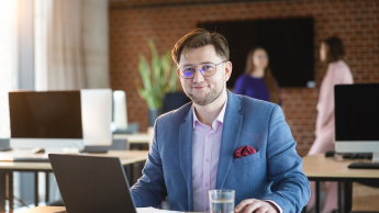 Nowe technologie w księgowości | Studia podyplomowe w Bydgoszczy | Uniwersytet WSB Merito Bydgoszcz: biznesmen przy biurku z laptopem i szklanką wody