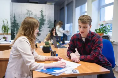 Nasz kampus | Uniwersytet WSB Merito Bydgoszcz: Student w biurze karier