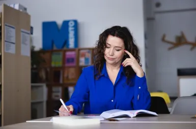 Nasz kampus | Uniwersytet WSB Merito Bydgoszcz: Studentka w bibliotece UWSB Merito