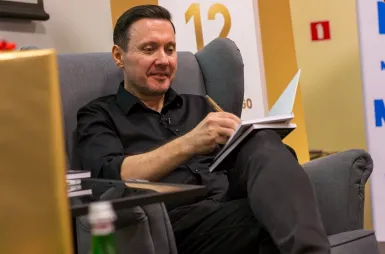 19 listopada | Premiera książki Tomasza Gordona - „12 nawyków szefa doskonałego” | Aktualności | Uniwersytet WSB Merito Bydgoszcz: Premiera książki Tomasza Gordona „12 nawyków szefa doskonałego” – Tomasz Gordon podpisujący książki