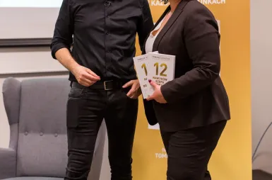 19 listopada | Premiera książki Tomasza Gordona - „12 nawyków szefa doskonałego” | Aktualności | Uniwersytet WSB Merito Bydgoszcz: Premiera książki Tomasza Gordona „12 nawyków szefa doskonałego” – Tomasz Gordon podpisujący książki