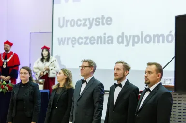 Uroczyste wręczenie dyplomów – 19 października 2025 - [Galeria zdjęć] | Aktualności | Uniwersytet WSB Merito Bydgoszcz: Uroczyste wręczanie dyplomów - chór