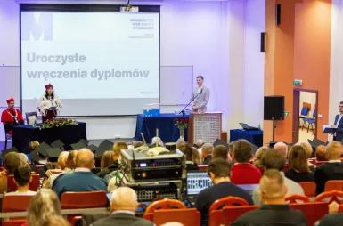 Uroczyste wręczenie dyplomów – 19 października 2025 - [Galeria zdjęć] | Aktualności | Uniwersytet WSB Merito Bydgoszcz: Uroczyste wręczanie dyplomów