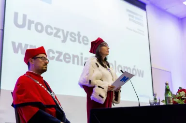 Uroczyste wręczenie dyplomów – 19 października 2025 - [Galeria zdjęć] | Aktualności | Uniwersytet WSB Merito Bydgoszcz: Uroczyste wręczanie dyplomów  - rektor dr hab Monika Chodorek