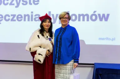 Uroczyste wręczenie dyplomów – 19 października 2025 - [Galeria zdjęć] | Aktualności | Uniwersytet WSB Merito Bydgoszcz: Uroczyste wręczanie dyplomów  - wyróżniona studentka