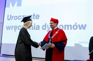 Uroczyste wręczenie dyplomów – 19 października 2025 - [Galeria zdjęć] | Aktualności | Uniwersytet WSB Merito Bydgoszcz: Uroczyste wręczanie dyplomów
