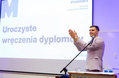 Uroczyste wręczenie dyplomów – 19 października 2025 - [Galeria zdjęć] | Aktualności | Uniwersytet WSB Merito Bydgoszcz: Uroczyste wręczanie dyplomów  - dr Piotr Sieńko