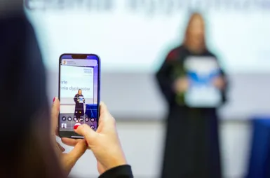 Uroczyste wręczenie dyplomów – 19 października 2025 - [Galeria zdjęć] | Aktualności | Uniwersytet WSB Merito Bydgoszcz: Uroczyste wręczanie dyplomów  - absolwentka