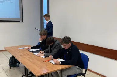 Debata oksfordzka w ramach Kujawsko‑Pomorskiej Ligi Debat na Uniwersytecie WSB Merito Bydgoszcz | 18.12.2025 [GALERIA ZDJĘĆ] | Uniwersytet WSB Merito Bydgoszcz: uczestnicy debaty oksfordzkiej