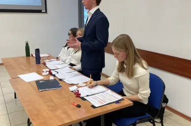 Debata oksfordzka w ramach Kujawsko‑Pomorskiej Ligi Debat na Uniwersytecie WSB Merito Bydgoszcz | 18.12.2025 [GALERIA ZDJĘĆ] | Uniwersytet WSB Merito Bydgoszcz: uczestnicy debaty oksfordzkiej