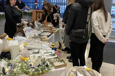 Kiermasz Świąteczny na Uniwersytecie WSB Merito Bydgoszcz | 04.12.2025 [GALERIA ZDJĘĆ] | Aktualności | Uniwersytet WSB Merito Bydgoszcz: Kiermasz świąteczny - stoiska uczestników