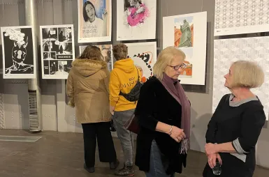 Wystawa prac studentów kierunku design w biznesie | 06.02–03.03.2026 [GALERIA ZDJĘĆ] | Uniwersytet WSB Merito Bydgoszcz: uczestnicy wernisażu prac studentów kierunku design w biznesie