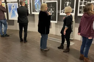 Wystawa prac studentów kierunku design w biznesie | 06.02–03.03.2026 [GALERIA ZDJĘĆ] | Uniwersytet WSB Merito Bydgoszcz: uczestnicy wernisażu prac studentów kierunku design w biznesie