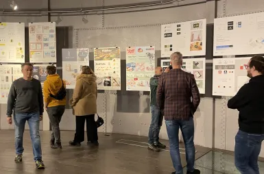 Wystawa prac studentów kierunku design w biznesie | 06.02–03.03.2026 [GALERIA ZDJĘĆ] | Uniwersytet WSB Merito Bydgoszcz: uczestnicy wernisażu prac studentów kierunku design w biznesie