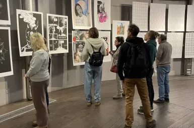 Wystawa prac studentów kierunku design w biznesie | 06.02–03.03.2026 [GALERIA ZDJĘĆ] | Uniwersytet WSB Merito Bydgoszcz: uczestnicy wernisażu prac studentów kierunku design w biznesie