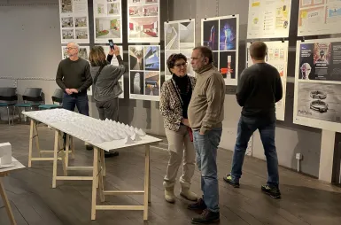 Wystawa prac studentów kierunku design w biznesie | 06.02–03.03.2026 [GALERIA ZDJĘĆ] | Uniwersytet WSB Merito Bydgoszcz: uczestnicy wernisażu prac studentów kierunku design w biznesie