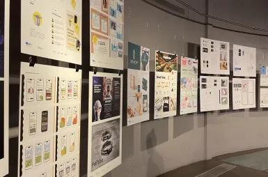 Wystawa prac studentów kierunku design w biznesie | 06.02–03.03.2026 [GALERIA ZDJĘĆ] | Uniwersytet WSB Merito Bydgoszcz: prace studentów kierunku design w biznesie