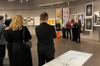 Wystawa prac studentów kierunku design w biznesie | 06.02–03.03.2026 [GALERIA ZDJĘĆ] | Uniwersytet WSB Merito Bydgoszcz: uczestnicy wernisażu prac studentów kierunku design w biznesie