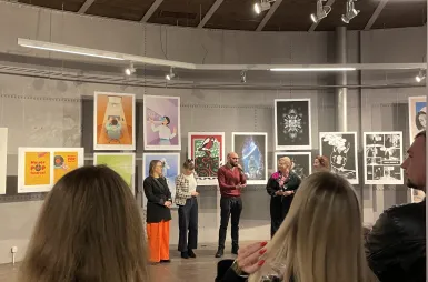 Wystawa prac studentów kierunku design w biznesie | 06.02–03.03.2026 [GALERIA ZDJĘĆ] | Uniwersytet WSB Merito Bydgoszcz: uczestnicy wernisażu prac studentów kierunku design w biznesie