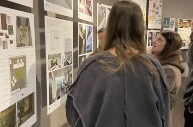 Wystawa prac studentów kierunku design w biznesie | 06.02–03.03.2026 [GALERIA ZDJĘĆ] | Uniwersytet WSB Merito Bydgoszcz: uczestnicy wernisażu prac studentów kierunku design w biznesie