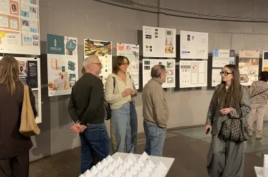 Wystawa prac studentów kierunku design w biznesie | 06.02–03.03.2026 [GALERIA ZDJĘĆ] | Uniwersytet WSB Merito Bydgoszcz: uczestnicy wernisażu prac studentów kierunku design w biznesie