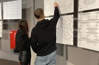 Wystawa prac studentów kierunku design w biznesie | 06.02–03.03.2026 [GALERIA ZDJĘĆ] | Uniwersytet WSB Merito Bydgoszcz: uczestnicy wernisażu prac studentów kierunku design w biznesie