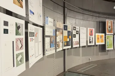 Wystawa prac studentów kierunku design w biznesie | 06.02–03.03.2026 [GALERIA ZDJĘĆ] | Uniwersytet WSB Merito Bydgoszcz: prace studentów kierunku design w biznesie