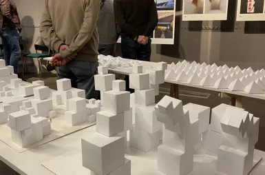 Wystawa prac studentów kierunku design w biznesie | 06.02–03.03.2026 [GALERIA ZDJĘĆ] | Uniwersytet WSB Merito Bydgoszcz: uczestnicy wernisażu prac studentów kierunku design w biznesie