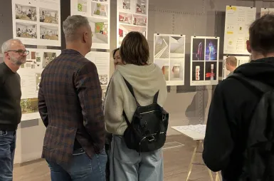 Wystawa prac studentów kierunku design w biznesie | 06.02–03.03.2026 [GALERIA ZDJĘĆ] | Uniwersytet WSB Merito Bydgoszcz: uczestnicy wernisażu prac studentów kierunku design w biznesie