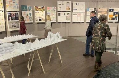 Wystawa prac studentów kierunku design w biznesie | 06.02–03.03.2026 [GALERIA ZDJĘĆ] | Uniwersytet WSB Merito Bydgoszcz: uczestnicy wernisażu prac studentów kierunku design w biznesie