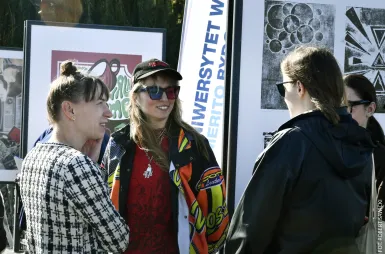 Plenerowa wystawa studentów kierunku design w biznesie: 20-lecie Uniwersytetu WSB Merito Bydgoszcz w roku 680. urodzin Miasta Bydgoszczy [ZDJĘCIA] | Aktualności | Uniwersytet WSB Merito Bydgoszcz: wernisaż wystawy prac studentów kierunku design w biznesie
