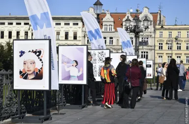 Plenerowa wystawa studentów kierunku design w biznesie: 20-lecie Uniwersytetu WSB Merito Bydgoszcz w roku 680. urodzin Miasta Bydgoszczy [ZDJĘCIA] | Aktualności | Uniwersytet WSB Merito Bydgoszcz: wernisaż wystawy prac studentów kierunku design w biznesie