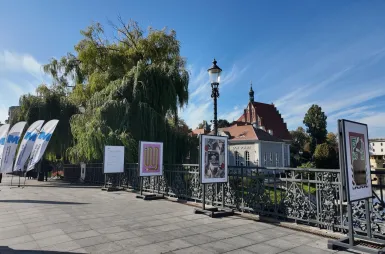 Plenerowa wystawa studentów kierunku design w biznesie: 20-lecie Uniwersytetu WSB Merito Bydgoszcz w roku 680. urodzin Miasta Bydgoszczy [ZDJĘCIA] | Aktualności | Uniwersytet WSB Merito Bydgoszcz: wernisaż wystawy prac studentów kierunku design w biznesie