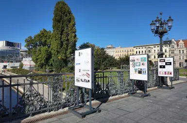 Plenerowa wystawa studentów kierunku design w biznesie: 20-lecie Uniwersytetu WSB Merito Bydgoszcz w roku 680. urodzin Miasta Bydgoszczy [ZDJĘCIA] | Aktualności | Uniwersytet WSB Merito Bydgoszcz: wernisaż wystawy prac studentów kierunku design w biznesie