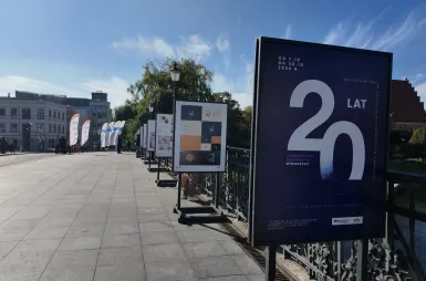 Plenerowa wystawa studentów kierunku design w biznesie: 20-lecie Uniwersytetu WSB Merito Bydgoszcz w roku 680. urodzin Miasta Bydgoszczy [ZDJĘCIA] | Aktualności | Uniwersytet WSB Merito Bydgoszcz: wernisaż wystawy prac studentów kierunku design w biznesie