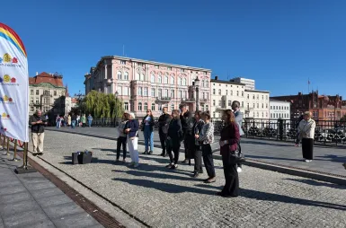 Plenerowa wystawa studentów kierunku design w biznesie: 20-lecie Uniwersytetu WSB Merito Bydgoszcz w roku 680. urodzin Miasta Bydgoszczy [ZDJĘCIA] | Aktualności | Uniwersytet WSB Merito Bydgoszcz: wernisaż wystawy prac studentów kierunku design w biznesie