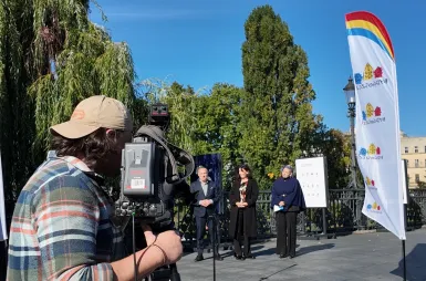 Plenerowa wystawa studentów kierunku design w biznesie: 20-lecie Uniwersytetu WSB Merito Bydgoszcz w roku 680. urodzin Miasta Bydgoszczy [ZDJĘCIA] | Aktualności | Uniwersytet WSB Merito Bydgoszcz: wernisaż wystawy prac studentów kierunku design w biznesie