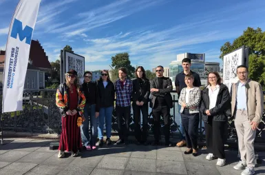 Plenerowa wystawa studentów kierunku design w biznesie: 20-lecie Uniwersytetu WSB Merito Bydgoszcz w roku 680. urodzin Miasta Bydgoszczy [ZDJĘCIA] | Aktualności | Uniwersytet WSB Merito Bydgoszcz: wernisaż wystawy prac studentów kierunku design w biznesie