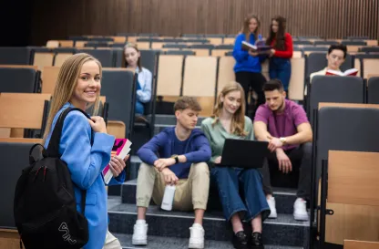 Aktualności | Uniwersytet WSB Merito Bydgoszcz: Główna grafika: Bydgoszcz-studia I stopnia-Grupa studentów na UWSB Merito