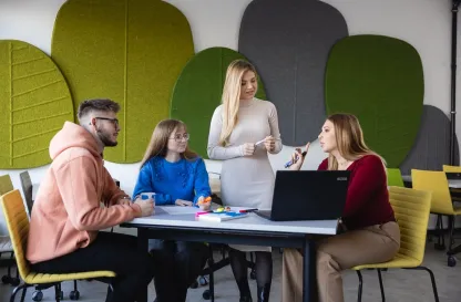 Aktualności | Uniwersytet WSB Merito Bydgoszcz: Grupa studentów pracująca nad projektem