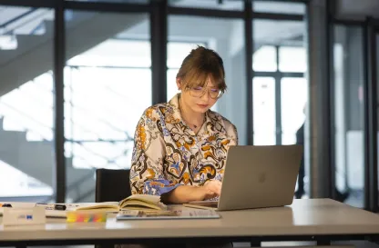 Aktualności | Uniwersytet WSB Merito Bydgoszcz: Studentka przy laptopie