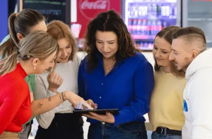 Aktualności | Uniwersytet WSB Merito Bydgoszcz: 39. Czwartki Social Media – osoby oglądające tablet