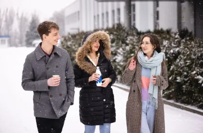 Aktualności | Uniwersytet WSB Merito Bydgoszcz: trójka studentów rozmawia zimą na śniegu