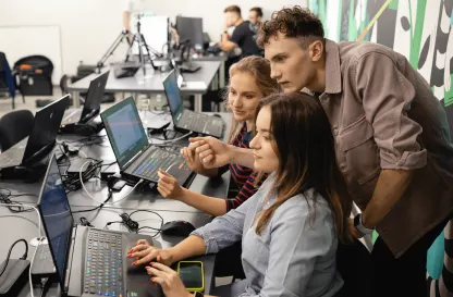 Aktualności | Uniwersytet WSB Merito Bydgoszcz: dwójka studentów i wykładowca przed komputerem