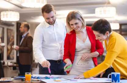 Aktualności | Uniwersytet WSB Merito Bydgoszcz: studenci omawiający projekt