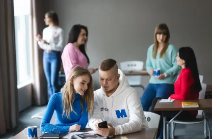 Aktualności | Uniwersytet WSB Merito Bydgoszcz: studenci podczas przerwy na zajęciach