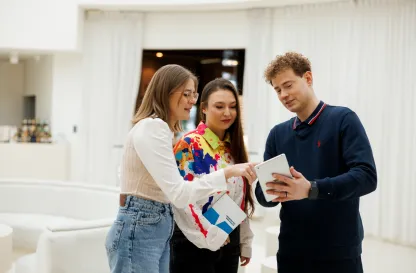 Aktualności | Uniwersytet WSB Merito Bydgoszcz: trójka studentów przeglądająca tablet