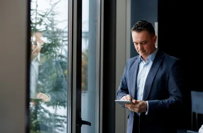 Aktualności | Uniwersytet WSB Merito Bydgoszcz: osoba pracująca na tablecie