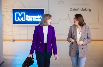 Aktualności | Uniwersytet WSB Merito Bydgoszcz: dwie studentki na holu Uniwersytetu